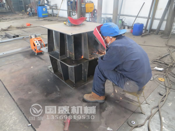 顛振型慣性振動出礦設(shè)(shè)備
